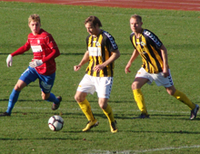 Brønshøjs Jacob Josephsen og Stefan Schmidt i Hvepsenes sejr på 1-0 ude over Hvidovre 7. november 2010; Stefan Schmidt scorede Brønshøjs mål (foto: T. Brygger)