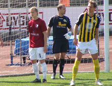 Brønshøjs målmand Kim Drejs (i midten) og forsvarer Mads Ibenfeldt (til højre) i Hvepsenes udekamp mod Kolding 25. april 2011 (foto: T. Brygger)