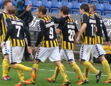 Brønshøjs Simon Bræmer (20) lykønskes af bla. Jesper Christjansen (7), Lasse Fosgaard (9), Michael Jørgensen (11) og Søren Weibel efter scoringen til 1-0 i Hvepsenes sejr ude over Randers 9. april 2012. Foto: T. Brygger.