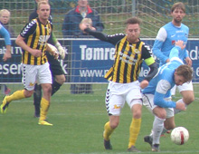 Brønshøjs Stefan Schmidt og Peter Ørbæk Larsen i Hvepsenes udekamp mod Roskilde 6. november 2011 (foto: T. Brygger)