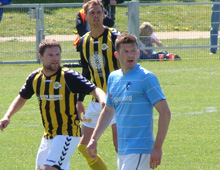 Brønshøjs Michael Jørgensen og Mads Ibenfeldt i udekampen mod Roskilde 8. maj 2011 (foto: T. Brygger)