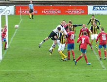Mads Ibenfeldt scorer på hovedstød til 3-1 i Brønshøjs sejr på 4-1 på udebane over Vestsjælland 24. oktober 2010 (foto: S. LIllie)