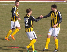 Brønshøjs Peter Ørbæk Larsen, Pierre Kanstrup og Rasmus Minor Petersen klasker hinanden på næven efter Danni Königs udligning til resultatet 1-1 i udekampen mod Fyn 20. marts 2011 (foto: T. Brygger)