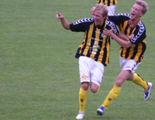 Nicklas Granzow og Mads Frost jubler over førstnævntes scoring for Brønshøj i pokalkampen mod B 1908 26. august 2009 (foto: F. L. Jensen)