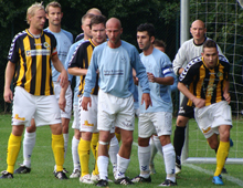 Brønshøjs Rasmus Pedersen, Michael Jørgensen og Mikkel Jensen foran B 1973s mål ved et hjørnespark til Brønshøj i pokalkampen 11. august 2009 (foto: T. Brygger)