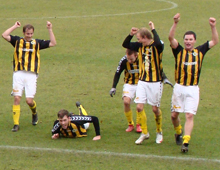 Brønshøjs Jacob Josephsen, Mads Hedegaard, Peter Larsen, Nicklas Granzow og Michael Jørgensen jubler efter udesejren på 2-0 i Allerød 24. oktober 2009 (foto: T. Brygger)