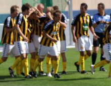 Brønshøjs spillere omkranser Jacob Josephsen efter hans scoring i Brønshøjs 3-0-udesjer over B 93 23. august 2009 (foto: F. L. Jensen)