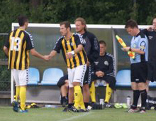 Venhar Sabani sendes på banen i stedet for Mikkel Jensen i Brønshøjs hjemmesejr over Avarta 15. august 2009 (foto: F. L. Jensen)
