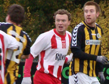 Brønshøjs Peter Larsen dækker Glostrup-Albertslunds Kristian Lund i kampen på Tingbjerg Idrætsanlæg 31. oktober 2009 (foto: T. Brygger)