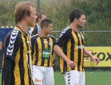 Nicklas Granzow, Hans Mathiesen og Michael Jørgensen i Brønshøjs regnfulde hjemmekamp mod København II 3. oktober 2009 (foto: T. Brygger)