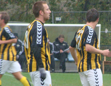 Peter Larsen og Michael Jørgensen, Brønshøj Boldklub, i øsende regn i hjemmekampen mod København II 3. oktober 2009 (foto: T. Brygger)