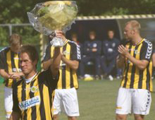 Kampjubilerende Michael Edvold Sørensen rækker en buket mod himlen forud for kampen Brønshøj- LFA 29. august 2009 (foto: F. L. Jensen)