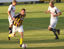 Peter Ørbæk Larsen, Brønshøj, i pokalkampen mod Midtjylland på Tingbjerg Idrætsanlæg 16. september 2009 (foto: T. Brygger)