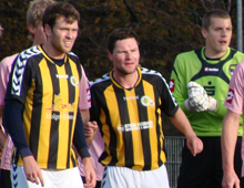 Mads Hedegaard og Michael Jørgensen, Brønshøj, ved hjørnespark i hjemmekampen mod Nordvest 17. oktober 2009 (foto: T. Brygger)