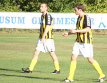 Peter Ørbæk Larsen og Mads Hedegaard dannede Brønshøjs midterforsvar i hjemmekampen mod Skold 19. september 2009 (foto: F. L. Jensen)