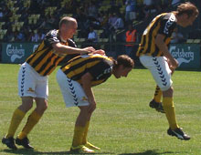 Brønshøjs Jacob Josephsen og Anders Steffensen springer glad buk over målscorer Peter Larsen i hjemmekampen mod Skovlunde 1. juni 2009 (foto: T. Brygger)