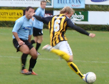 Nicklas Granzow, Brønshøj, smækker en bold indover i Brønshøjs udebanenederlang til Søllerød-Vedbæk 10/10 2009 (foto: T. Brygger)