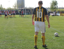 Anders Steffensen, Brønshøj Boldklub, sparker hjørnespark i udekampen mod Skjold på Brønshøjs hjemmebane Tingbjerg 2. maj 2009. Skjold spillede på Tingbjerg mens Østerbro stadion renoveredes. (foto: T. Brygger)