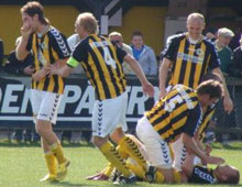 Brønshøjs Mads Westh (liggende) tiljubles af holdkammeraterne Peter Larsen, Rasmus Pedersen, Anders Steffensen, Mads Hedegaard og Danni König (halvt skjult) efter sit eminente oplæg til Brønshøjs 2-0-mål i 3-1-sejren over Skjold 2. maj 2009 (foto: T. Brygger)