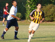 Mikheili Barabadze (til højre) scorede kampens eneste mål for Brønshøj i træningskampen mod Hvidovre 21. juli 2010 (foto: T. Brygger)