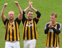 Brønshøjs Patrick Tronborg, Mads Hedegaard og Mads Frost jubler efter 1-0 sejren ude over Vanløse 16. maj 2009 (foto: T. Brygger)