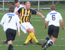 Patrick Tronborg i kamp mod tre Vanløsespillere i kampen Vanløse-Brønshøj 7. november 2009 (foto: T. Brygger)