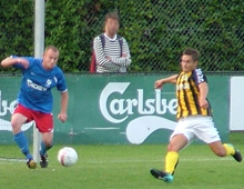 Lasse Fosgaard skyder Brønshøj på 1-0 i pokalkampen mod Allerød 10. august 2010. Brøshøj vandt 7-1. (foto: S. Lillie)
