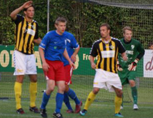 Brønshøj Boldklubs Rasmus Minor Petersen og Jacob Joephsen kæmper med Allerøds forsvar i pokalkampen 10. august 2010. Brønshøj vandt kampen 7-1. (foto: F. L. Jensen)