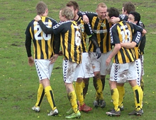 Brønshøj-spillere i jubelkreds efter Mikkel Jensens scoring til 2-1 i hjemmekampen mod B 93 5. april 2010 (foto: S. Lillie)