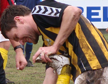 Brønshøjs Michael Jørgensen hjælper en medspiller med krampe i hjemmekampen mod Brøndby II 27. marts 2010 (foto: T. Brygger)