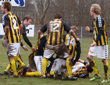 Målscorer Thomas Christensen tiljubles af de øvrige Brønshøj-spillere i Brønshøjs hjemmesejr over Brøndby II 27. marts 2010 (foto: T. Brygger)