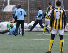 Michael Jørgensen, med anførerbindet, scorer til 1-0 (foto: T. Brygger)