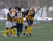 Rygklapperi efter Metin Celiks scoring til 2-0 i Brønshøjs træningskampsejr ude over Søllerød-Vedbæk 27. februar 2010 (foto: T. Brygger)
