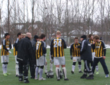 Træner Bo Henriksen uddeler instrukser i pausen (foto: T. Brygger)