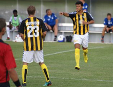 Brønshøjs Jacob Josephsen og Ercan Demirbas i hjemmekampen mod Skive 7. august 2010 (foto: F.L. Jensen)