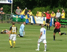 Brønshøj Boldklubs Danni König (liggende til venstre) blev i Brønshøjs hjemmekamp mod Skive brutalt nedlagt af Skives målmand, der dog slap med et gult kort (foto: S. Lillie)