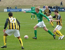 Mikalil Anli, Michael Jørgensen og Patrick Tronborg fra Brønshøj jagter bolden i udekampen mod Avarta 11. april 2010; Hvepsene vandt 2-0 (foto: S. Lillie)