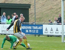 Brønshøjs Patrick Tronborg scorer fra kort afstand til slutresultatet 2-0 i BRønshøjs udekamp mod Avarta 11. april 2010 (foto: S. Lillie)