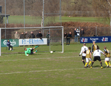 Patrick Tronborg, Brønshøj Boldklub, scorer på straffespark i hjemmekampen mod B 1908 17. april 2010 (foto: T. Brygger)