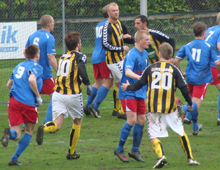 Brønshøjs Peter Larsen, Patrick Tronborg, Mikail Anli og Thomas Christiansen ved et af Brønshøjs utallige hjørnespark i hjemmekampen mod Allerød 15. maj 2010 (foto: T. Brygger)