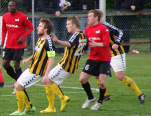 Brønshøjs Peter Larsen, Thomas Christiansen og Patrick Tronborg i hjemmekampen mod Søllerød-Vedbæk onsdag 26. maj 2010 (foto: T. Brygger)