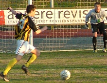 Mikkel Jensen, Brønshøj Boldklub, i et rush i Brønshøjs udekamp mod Greve 14. april 2010 (foto: S. Lillie)