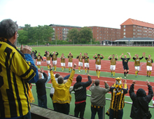 Brønshøjspillere og -tilhængere jubler i kærlig krans efter Hvepsenes vigtige udesejr over Køwenhavn II 30. maj 2010 (foto: S. LIllie)