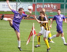 Brønshøjs Lasse H. Jensen i akrobatisk luftduel med en Holbækspiller i udekampen mod Nordvest 23. maj 2010 (foto: T. Brygger)