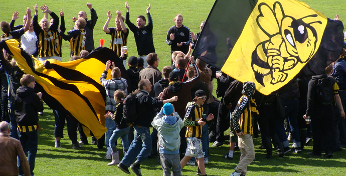 Brønshøj har 12. juni 2010 vundet 2-0 over Skjold. og har sikret sig direkte oprykning til 1. division. Umiddelbart efter slutfløjtet samles spillere og hundreder af tilhængere på banen til vild jubel , pokaloverrækkelse, champagnebrus og lufttur til Bosse Henriksen (foto: T. Brygger)