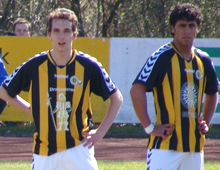 Brønshøjs Mikkel Jensen og Ercan Demirbas afventer et frispark med hænderne i siden (foto: T. Brygger)