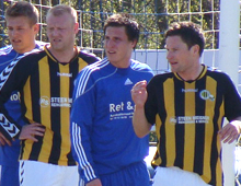 Patrick Tronborg og Michael Jørgensen, Brønshøj Boldklub, afventer hjørnespark i udekampen mod Stenløse 24. april 2010 (foto: T. Brygger)