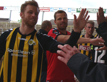 Christian Gyldenøhr og Kim Drejs, Brønshøj Boldklub, hilser på de medrejsende tilhængere efter Hvepsenes udekamp mod AB 5. juni 2012. Foto: T. Brygger.