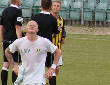 Efter kampen AB - Brønshøj 5. juni 2012: Hvepsenes Mark Leth Pedersen blinker kækt mens han hilser på dommertrioen efter kampen, mens ABs Rasmus Thelander i forgrunden er grædefærdig over at akademikerne satte en 2-0-føring over styr. Kampen endte 2-2, og resultatet bragte AB i akut nedrykningsfare. Foto: T. Brygger.