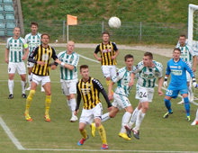 Brønshøj-spillere, heriblandt Mads Ibenfeldt, Peter Larsen og Simon Bræmer, i Hvepsenes udekamp mod AB 5. juni 2012. Foto: T. Brygger.